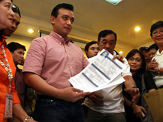 Senator Antonio Trillanes IV shows his application for amnesty to reporters at Camp Aguinaldo in this 2011 file photo. Mark Adrian