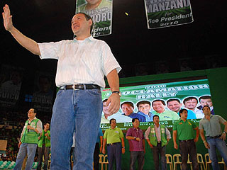 Lakas KAMPI-CMD standard bearer Gibo Teodoro presents his party's slate during their kick-off rally in Antipolo City on Tuesday. <b>GMANews.TV</b>