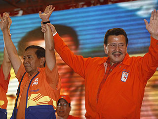 PMP standard bearers Joseph Estrada and Jejomar Binay greet supporters at a kick-off campaign Tuesday at Plaza Miranda in Manila. <b>Danny Pata</b>