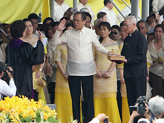 President Noynoy Aquino, surrounded by his family, takes his oath of office during inauguration rites at the Quirino Grandstand in Manila Wednesday. <b>Joe Galvez</b>