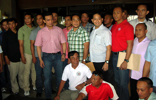 Sen. Antonio Trillanes IV and other members of the Magdalo group pose for a 'group shot' after applying for government amnesty before the Department of National Defense amnesty committee at Camp Aguinaldo on Wednesday. Mark D. MerueÃ±as