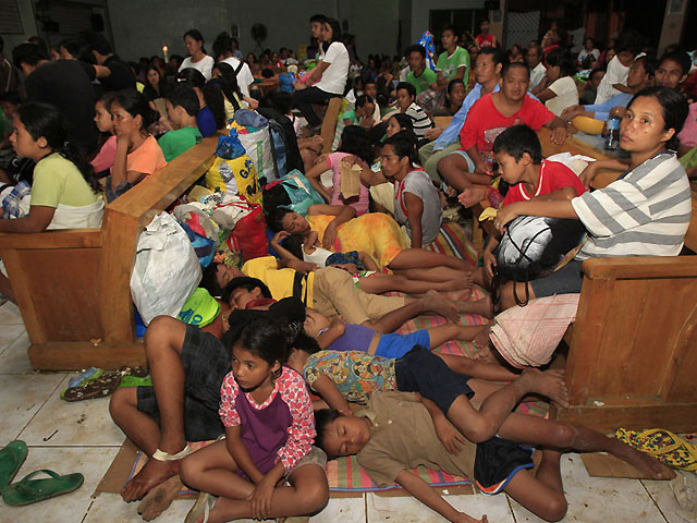 Kwentong Kapuso: Pagtulong sa mga biktima ng bagyo | News | GMA News Online