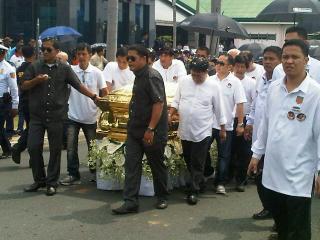 Salamat Dolphy as funeral procession proceeds
