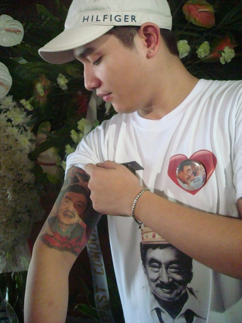 Ipinapakita ni John Quizon, apo ni Dolphy, ang tattoo na kanyang pinagawa noong nakaraang kaarawan ng kanyang lolo. - DSC06570