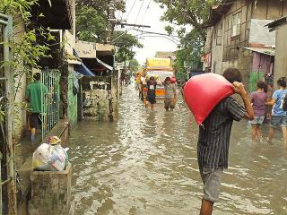 Laguna residents prepare for long flood