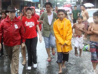 Marian Rivera brings a dose of comfort to QC flood victims