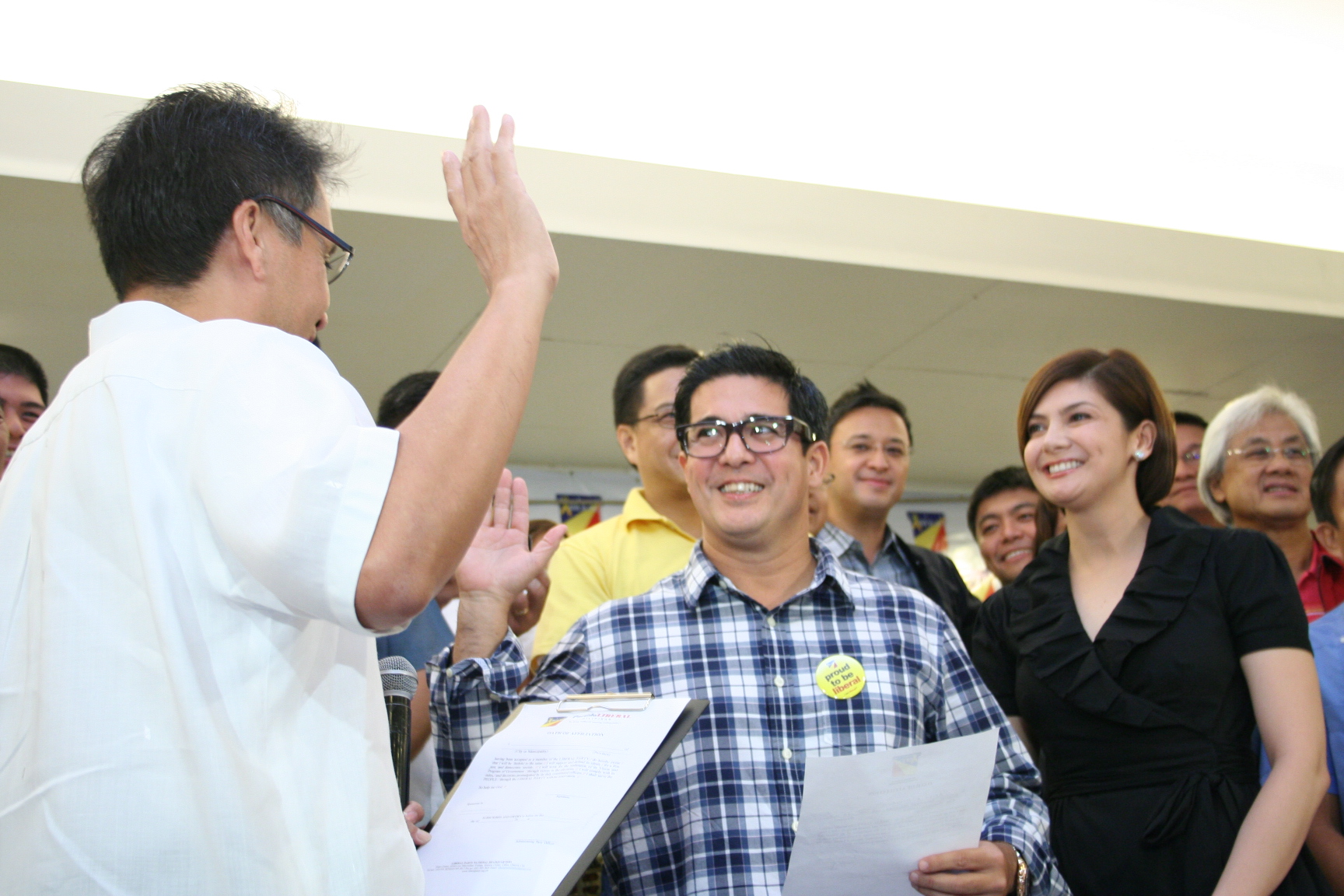 LP president Mar Roxas II administers the oath of allegiance to the party among the new recruits.