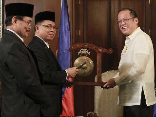 Murad, PNoy in historic Malacañang meet