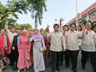 Muslims celebrate historic peace deal