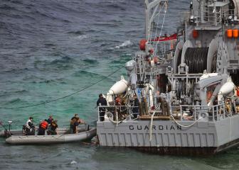 US Navy salvage team boards USS Guardian