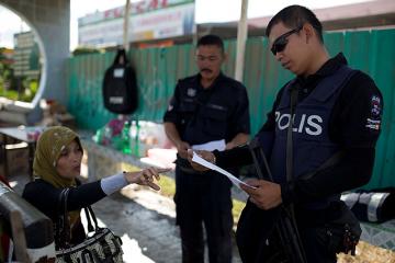 Malaysian cops check papers of Sabah residents