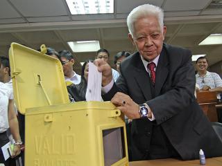 Poll chief Brillantes casts vote 14 days ahead of Election Day