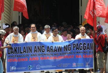 Priests show solidarity with protesting workers in Plaza Miranda