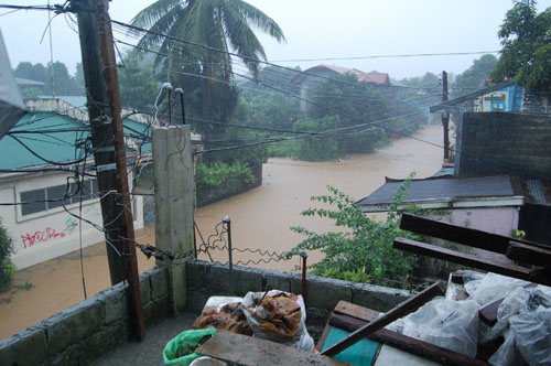 Floods rise to 6 feet in Rizal; residents ask for rescue | News | GMA ...