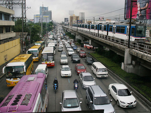 Man climbs MRT station, slows early morning traffic | GMA News Online