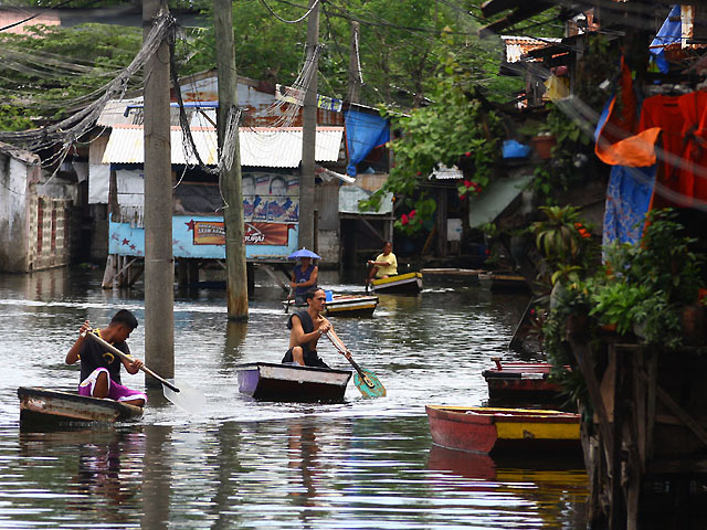 Malabon floods reach waist level, classes up to high school suspended ...