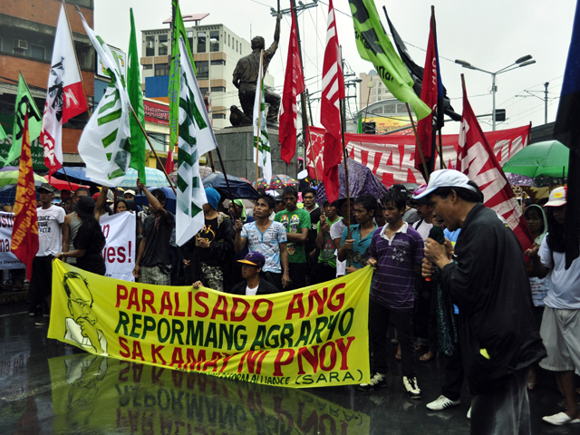 Mga magsasaka sumugod sa DAR office sa QC