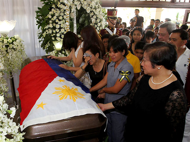 Robredo remains depart Naga City Hall, en route to basilica | GMA News ...