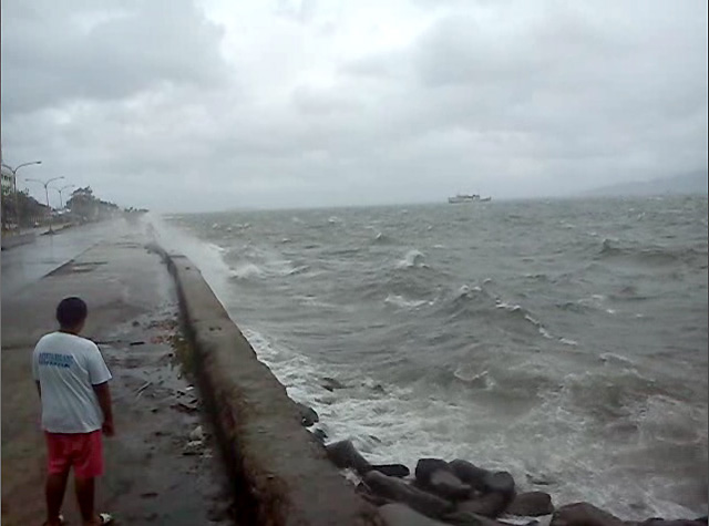 Chinese fishing vessel runs aground in Ilocos Norte town | GMA News Online