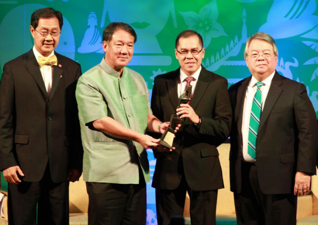Philippines feted at the AIM Asian CSR Awards | GMA News Online