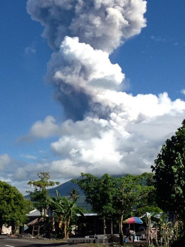 Mayon Volcano spews ash, smoke; Phivolcs says no cause for panic